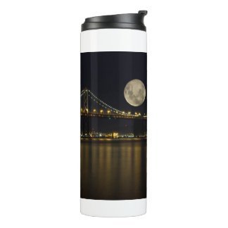 Garrafa Térmica Lua cheia sobre a ponte do compartimento