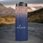 Garrafa Térmica Marinho Azul Rosa Dourado Blush Cor-de-rosa brilha<br><div class="desc">Azul marinho e Rosa Dourado - Brilhante cor-de-rosa brilhante Brilhante com nome monograma de metal escovado Nome Drink Tumbler. Isto faz o doce e perfeito aniversário de 16 anos, casamento, chá de panela, aniversário, chá de fraldas ou festa de solteira presente para alguém que ama luxo de luxo e estilos...</div>