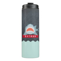 Marinho de tubarão azul sob a água