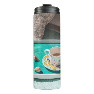 Garrafa Térmica Mata branca de cerâmica no tabuleiro de serviço 