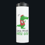 Garrafa Térmica Menos trabalho Mais Golf Funny Gator<br><div class="desc">Para o entusiasta do golfe,  um jogador engraçado apunhalou-se em colete vermelho e que segura um clube de golfe e abraça "Menos Trabalho,  Mais Golfe".</div>