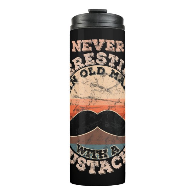 Garrafa Térmica Mens nunca subestimam um velho com um Mustach (Frente)