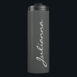 Garrafa Térmica Mínima Moderna Caligrafia Negra<br><div class="desc">Mantenha-se hidratado em estilo com este adormecedor térmico personalizado e elegante que apresenta um design minimalista e um nome de script personalizado. Perfeito para café, chá ou qualquer bebida em qualquer lugar, esse trapo é prático e chique, fazer ideal para manhãs movimentadas, viagens ou aventuras ao ar livre. Um presente...</div>