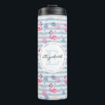 Garrafa Térmica Monograma de padrão de Flamingo e abacaxi<br><div class="desc">Uma garrafa de água com um padrão com uma vibração de verão divertida. flamingos e abacaxis cor-de-rosa,  colocados sobre um padrão listrado azul claro com folhas e corações ao redor.</div>