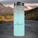 Garrafa Térmica Monograma de Prata Leve Azul Aqua<br><div class="desc">Azul Aqua - Tumbler Bebida com o nome do monograma, Glitter Glitter Glitter Glitter de Teal e Silver Sparkle. Isto faz o doce e perfeito aniversário de 16 anos, casamento, chá de panela, aniversário, chá de fraldas ou festa de solteira presente para alguém que ama luxo de luxo e estilos...</div>