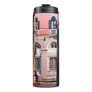 GARRAFA TÉRMICA  MULHER DE CAMISA BRANCA E CALÇAS NEGRAS CAMINHANDO