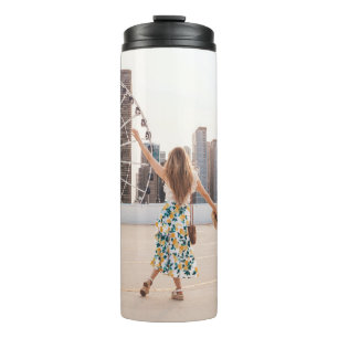 Garrafa Térmica Mulher de vestido floral branco e azul com chapéu