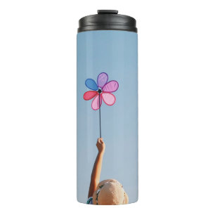 Garrafa Térmica Mulher na camisa floral e chapéu de sol marrom se