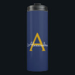 Garrafa Térmica Nome de monograma feminino de letra cursiva modern<br><div class="desc">Tumbler de bebida com nome de monograma azul marinho e dourado. Este é o presente perfeito para o aniversário de 16 anos,  casamento,  chá de noiva,  aniversário de casamento,  chá de bebê ou festa de despedida de solteira para alguém que ama luxo e estilos chiques.</div>