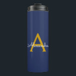 Garrafa Térmica Nome de monograma feminino de letra cursiva modern<br><div class="desc">Tumbler de bebida com nome de monograma azul marinho e dourado. Este é o presente perfeito para o aniversário de 16 anos,  casamento,  chá de noiva,  aniversário de casamento,  chá de bebê ou festa de despedida de solteira para alguém que ama luxo e estilos chiques.</div>