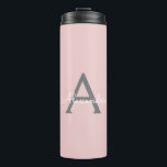 Garrafa Térmica Nome do Monograma da Rapariga da Cinza Rosa Escamo<br><div class="desc">Cor-de-rosa-pincelado e Nome do Monograma da Cinza Beba Tumbler. Isto faz o doce e perfeito aniversário de 16 anos,  casamento,  chá de panela,  aniversário,  chá de fraldas ou festa de solteira presente para alguém que ama luxo de luxo e estilos quíticos.</div>