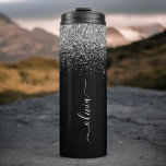 Garrafa Térmica Nome do Monograma da Rapariga Glitter Black Silver<br><div class="desc">Negra e Silver Sparkle Glitter escovado Monograma de Metal Nome Bebida Tumbler. Isto faz o doce e perfeito aniversário de 16 anos,  casamento,  chá de panela,  aniversário,  chá de fraldas ou festa de solteira presente para alguém que ama luxo de luxo e estilos quíticos.</div>