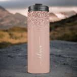 Garrafa Térmica Nome do Monograma da Rapariga Rosa Brilhante rosa<br><div class="desc">Rosa Dourado - Sensor De Tumbler De Nome De Monograma Com Brilho De Glitter Rosa Brilhante E Metálico Bruto. Isto faz o doce e perfeito aniversário de 16 anos, casamento, chá de panela, aniversário, chá de fraldas ou festa de solteira presente para alguém que ama luxo de luxo e estilos...</div>