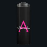 Garrafa Térmica Nome do Monograma Girly Black Script Hot-Pink<br><div class="desc">Monograma Preto e Rosa Quente Nome Beba Tumbler. Isto faz o doce e perfeito aniversário de 16 anos,  casamento,  chá de panela,  aniversário,  chá de fraldas ou festa de solteira presente para alguém que ama luxo de luxo e estilos quíticos.</div>