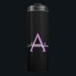 Garrafa Térmica Nome do Monograma Girly de Script Preto Roxo<br><div class="desc">Monograma preto e roxo Nome Beba Tumbler. Isto faz o doce e perfeito aniversário de 16 anos,  casamento,  chá de panela,  aniversário,  chá de fraldas ou festa de solteira presente para alguém que ama luxo de luxo e estilos quíticos.</div>