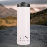 Garrafa Térmica Nome do Monograma Mínimalista Moderno Elegante Cor<br><div class="desc">Elevem sua experiência de bebida com nosso Tumbler Térmico Moderno Elegante Clássico e Minimalista do Monograma. Esse tumber meticulosamente projetado combina perfeitamente a sofisticação do eterno com o minimalismo contemporâneo, fazer-o como companheiro ideal para suas rotinas diárias e aventuras móveis. Feito com precisão e atenção ao detalhe, este tumbler térmico...</div>