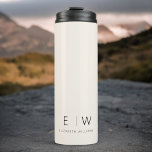 Garrafa Térmica Nome do Monograma Moderno e Elegante Neutro<br><div class="desc">Elevem sua experiência de bebida com nosso Tumbler Térmico Moderno Elegante Clássico e Minimalista do Monograma. Esse tumber meticulosamente projetado combina perfeitamente a sofisticação do eterno com o minimalismo contemporâneo, fazer-o como companheiro ideal para suas rotinas diárias e aventuras móveis. Feito com precisão e atenção ao detalhe, este tumbler térmico...</div>