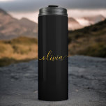 Garrafa Térmica Nome do Monograma Rapariga de Script Moderno Doura<br><div class="desc">Monograma de Script Simples Preto e Dourado Beber Tumbler. Isto faz o doce e perfeito aniversário de 16 anos,  casamento,  chá de panela,  aniversário,  chá de fraldas ou festa de solteira presente para alguém que ama luxo de luxo e estilos quíticos.</div>