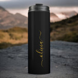 Garrafa Térmica Nome do Monograma Rapariga de Script Moderno Doura<br><div class="desc">Nome do Monograma Preto e Dourado Beba Tumbler. Isto faz o doce e perfeito aniversário de 16 anos,  casamento,  chá de panela,  aniversário,  chá de fraldas ou festa de solteira presente para alguém que ama luxo de luxo e estilos quíticos.</div>