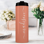 Garrafa Térmica Nome do Script de Assinatura do Coral Bridesmaid N<br><div class="desc">Nome do Script de Assinatura do Na moda Bridesmaid Tumbler Térmico. Personalize este design personalizado com o seu próprio nome de assinatura. A tendência moderna perfeita personalizou o presente para todas as suas damas de honra. Disponível em uma variedade de cores ou escolha a sua!</div>