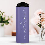 Garrafa Térmica Nome do Script de Assinatura Na moda da Bridesmaid<br><div class="desc">Nome do Script de Assinatura do Na moda Bridesmaid Tumbler Térmico. Personalize este design personalizado com o seu próprio nome de assinatura. A tendência moderna perfeita personalizou o presente para todas as suas damas de honra. Disponível em uma variedade de cores ou escolha a sua!</div>