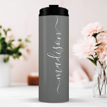 Garrafa Térmica Nome do Script de Assinatura Na moda de Bridesmaid<br><div class="desc">Celebre seu dia especial com esta elegante design na moda de cinza de ponte de. A elegante cinza cria uma estética sofisticada e moderna, perfeita para festas noivas. O roteiro elegante adiciona um toque personalizado, fazer esse design único e significativo. Ideal para adicionar um toque de luxo e classe aos...</div>