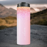 Garrafa Térmica Nome Monograma em Metal Brilho Pastel Arco-Íris Fe<br><div class="desc">Tumbler de bebida com nome de monograma em metal polido, brilho metálico em folha falsa de pastel de arco-íris e glitter cintilante. Isso torna o presente perfeito para aniversário de 16 anos, casamento, chá de noiva, aniversário de casamento, chá de bebê ou festa de despedida de solteira para alguém que...</div>