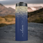 Garrafa Térmica Nome Monograma Glitter Azul Marinho Dourado Femini<br><div class="desc">Tumbler para Bebidas com Monograma em Metal Brilhante e Glitter Azul Marinho e Dourado. Este é o presente perfeito para aniversário de 16 anos,  casamento,  chá de noiva,  aniversário de casamento,  chá de bebê ou festa de despedida de solteira para alguém que ama glamour,  luxo e estilos chiques.</div>