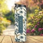 Garrafa Térmica Padrão Botânico Dourado e Marinho Vintage<br><div class="desc">Dourado e Marinho Vintage Botanic Pattern Thermal Tumble - Abraça a beleza serena da natureza com o nosso padrão sem descontinuidades,  apresentando esquetes botânicos refinados e uma paleta de cores inspirada no jardim. Este design de tumbler térmico traz o charme de um jardim florescente para o seu dia.</div>