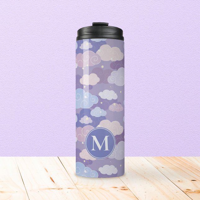 Garrafa Térmica Padrão de Nuvens e Estrelas de Pastel Whimsical (Whimsical Purple Sky & Clouds Tumbler with Personalized Monogram)