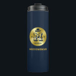 Garrafa Térmica Padrinhos de casamento de Monograma Dourado Azul R<br><div class="desc">Presentes personalizados para padrinhos de casamento e melhor homem com o tema do cowboy ocidental. Decorado com chapéu de cowboy com fonte ocidental antiga. O texto e a cor são editáveis usando a Ferramenta Design para ajustado da sua ocasião. Obtenha este presente personalizado para casamento, despedida de solteiro, festa de...</div>