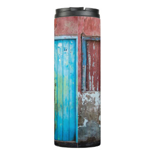 Garrafa Térmica Parede vermelha, azul e cinza, porta e janela