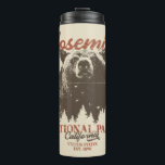 Garrafa Térmica Parque Nacional do Yosemite Grizzly Bear Californi<br><div class="desc">Pronto para embarcar na sua aventura ao ar livre? Esta camiseta do Parque Nacional Yosemite é uma escolha perfeita. Com um urso negro ousado e paisagem florestal cênica, esta camisa vai inspirá-lo a explorar e abraçar a natureza. Solte seu explorador interno e não perca essa chance de trazer a natureza...</div>