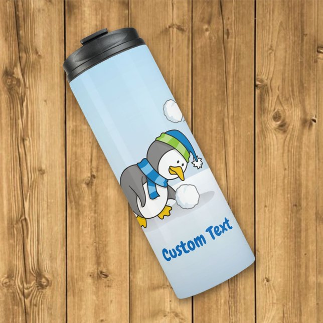 Garrafa Térmica Pequeno pinguim pegando uma bola de neve com um tu (Criador carregado)
