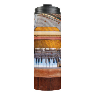 Garrafa Térmica piano antigo com a tampa desligada. Um dilapidado 