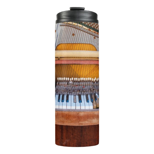 Garrafa Térmica piano antigo com a tampa desligada. Um dilapidado  (Frente)