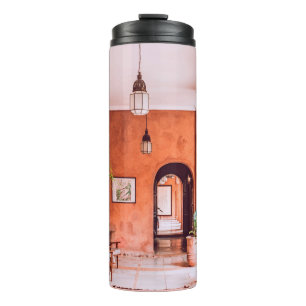 GARRAFA TÉRMICA  PLANTADORES COM PLANTA PERTO DA ÁREA RUG DENTRO