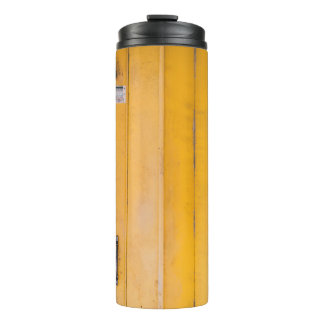 GARRAFA TÉRMICA PORTA DE MADEIRA AMARELA FECHADA COM PADLOCK