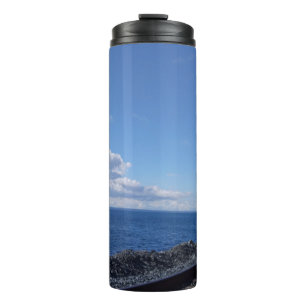 Garrafa Térmica praia e via férrea sob céu azul