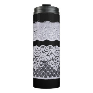 Garrafa Térmica rendas brancas ornamentais, fundo preto isolado.