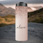 Garrafa Térmica Rosa Dourado - Monograma de Nome em Brilho Rosa Be<br><div class="desc">Rosa Dourado - Copo para Bebidas com Monograma de Metal Brilhante em Glitter Rosa Bege Falso Folheado. Isso torna o presente perfeito para alguém que ama luxo e estilos chiques para aniversário de 16 anos,  casamento,  chá de noiva,  aniversário de casamento,  chá de bebê ou despedida de solteira.</div>