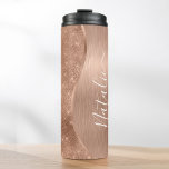 Garrafa Térmica Rosa Metálico - Largura Dourada Personalizada<br><div class="desc">Personalize facilmente este rosa dourado com metal escovado e um brilho termal com padrão brilhante glamouroso com seu próprio nome personalizado.</div>