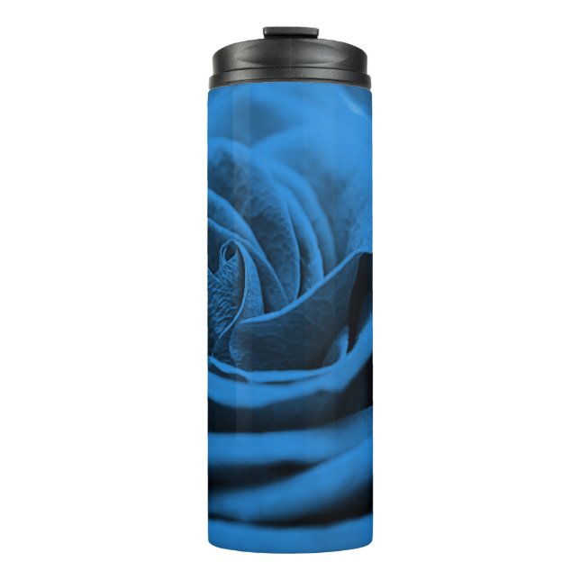 Garrafa Térmica Rosa vermelha azul próxima, macrobeleza. (Frente)
