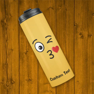 Garrafa Térmica Rosto Jogando um Tumbler Térmico Beijo