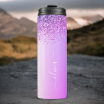 Garrafa Térmica Rótulo de Monograma Roxo com Brilho Feminino<br><div class="desc">Tumbler para bebida com Monograma de Metal Brushed em Glitter de Brilho Metálico Falso Roxo. Isso torna o presente perfeito para aniversário de 16 anos,  casamento,  chá de noiva,  aniversário de casamento,  chá de bebê ou festa de despedida de solteira para alguém que ama luxo e estilos chiques.</div>