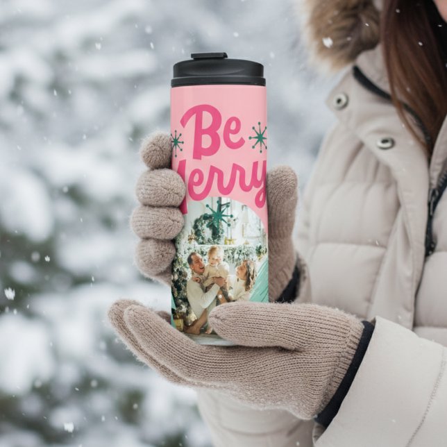 Garrafa Térmica Seja Feliz, rosa, árvore de Natal de Feriado, pres (Carry your hot holiday cocoa in this Be Merry Pink Scribble Holiday Tree Arched Photo Tumbler!)