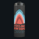 Garrafa Térmica Sentindo Tubarão Jawsome Funny Summer Puns Thermal<br><div class="desc">Sinta esse impressão gráfico de VACAÇÃO JAWSOME FUNNY SHARK SURFBOARD SUMMER BEACH,  é uma adição perfeita ao seu guarda-roupa de verão e é para surfistas,  amantes de esportes aquáticos ou amantes de praia que adoram ir à praia e cavalgar ondas com uma prancha.</div>