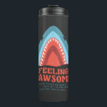 Garrafa Térmica Sentindo Tubarão Jawsome Funny Summer Puns Thermal<br><div class="desc">Sinta esse impressão gráfico de VACAÇÃO JAWSOME FUNNY SHARK SURFBOARD SUMMER BEACH,  é uma adição perfeita ao seu guarda-roupa de verão e é para surfistas,  amantes de esportes aquáticos ou amantes de praia que adoram ir à praia e cavalgar ondas com uma prancha.</div>