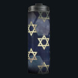 Garrafa Térmica SlipperyJoe's Happy Hanukkah, estrela múltipla do<br><div class="desc">Feliz Hanukkah,  de SlipperyJoe,  com múltiplas estrelas de símbolos David Celebração artística Judaica Hebraica Chanukah dá decorações religião judaísmo símbolo significativo contextos culturais religiosos relevantes em vários formatos hexagonais azul escuro matizes roxos escuros fundo abstrato em camadas aparência texturizada</div>