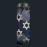 Garrafa Térmica SlipperyJoe's Happy Hanukkah, estrela múltipla do<br><div class="desc">Feliz Hanukkah,  de SlipperyJoe,  com múltiplas estrelas de símbolos David Celebração artística Judaica Hebraica Chanukah dá decorações religião judaísmo símbolo significativo contextos culturais religiosos relevantes em vários formatos hexagonais azul escuro matizes roxos escuros fundo abstrato em camadas aparência texturizada</div>